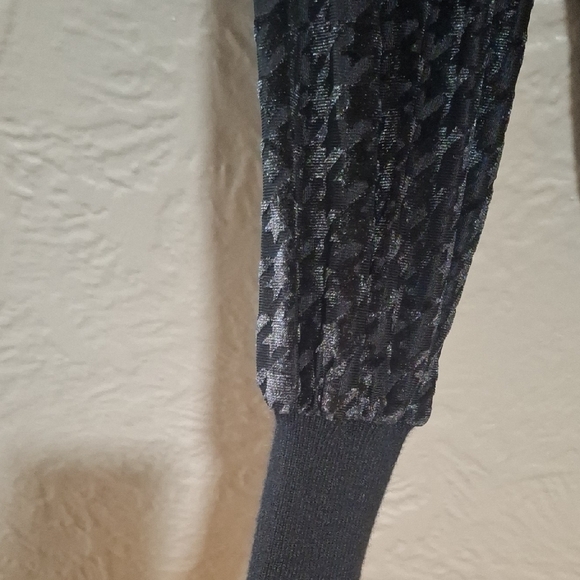 Fate Black Wome's Sweater with Textured Sleeves Size S - Picture 5 of 9